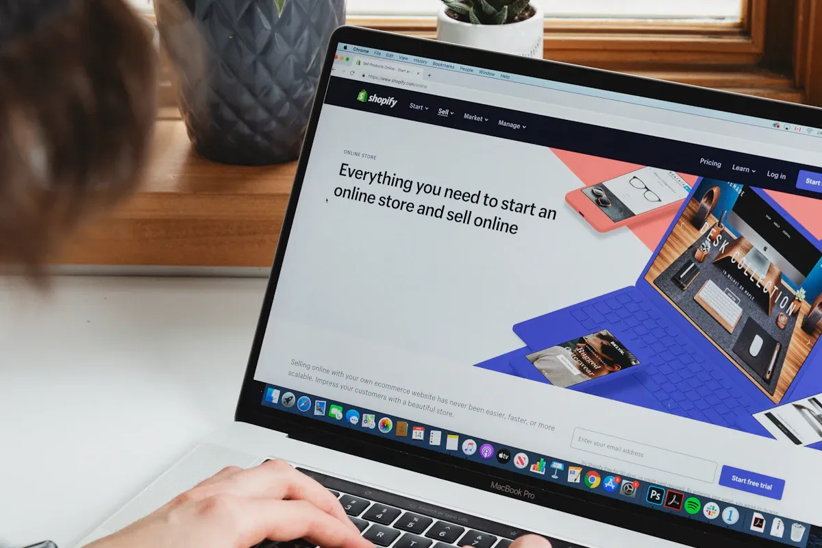 MacBookでShopify管理画面を見るストアオーナーのイメージ