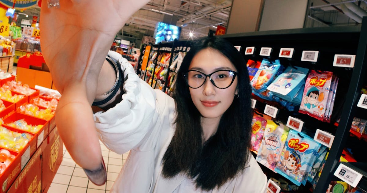スーパーマーケットで値札を確認する買い物客。価格市場のイメージ
