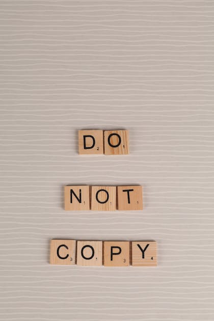 「Do Not Copy」と並べられた文字ブロック。知的財産権の侵害告知を象徴するイメージ