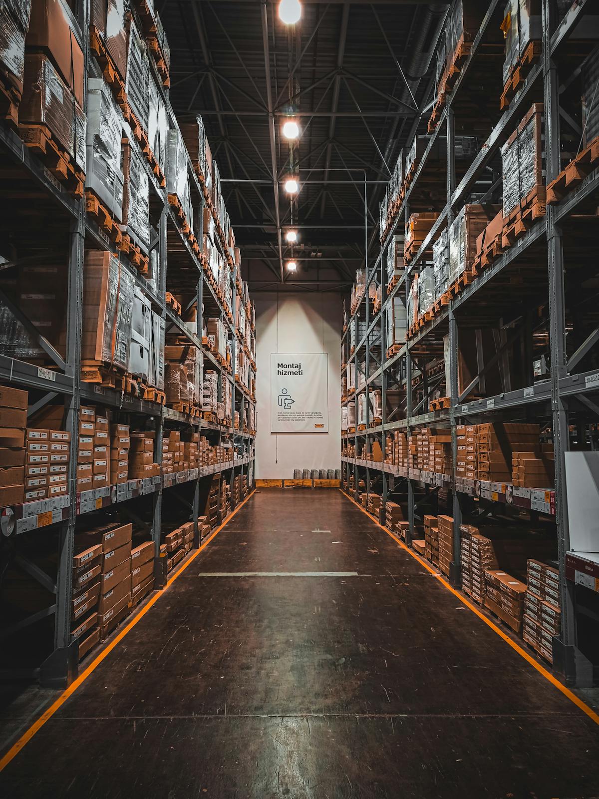 複数のモールに広がる出荷拠点をイメージした倉庫の段ボール棚