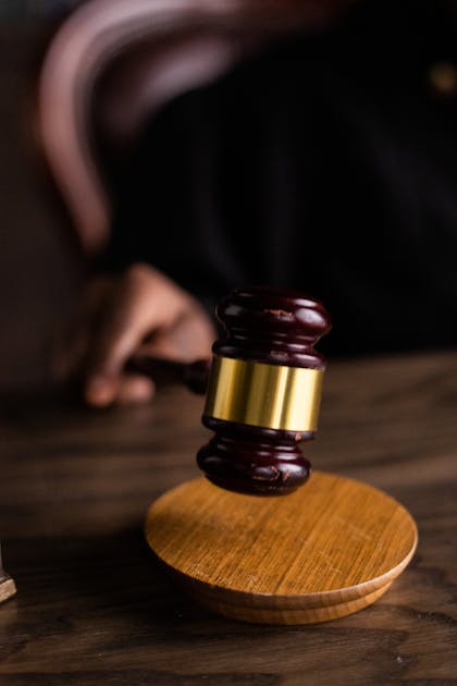 法の執行を象徴する裁判官のハンマー。ここから先は公式手続きの世界に入る