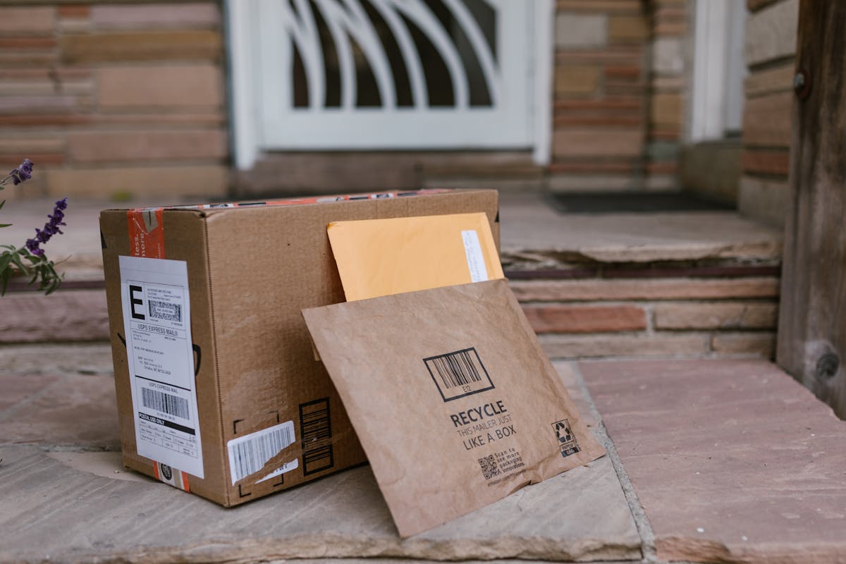 Amazon商品リサーチをイメージした宅配パッケージ